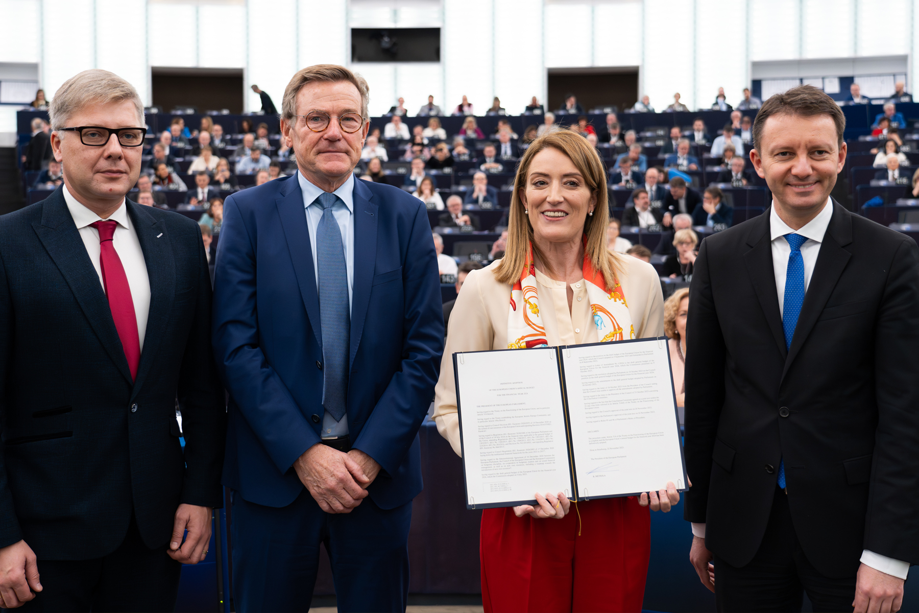 Předsedkyně EP Roberta Metsola podepsala rozpočet EU na rok 2024. Foto: EU