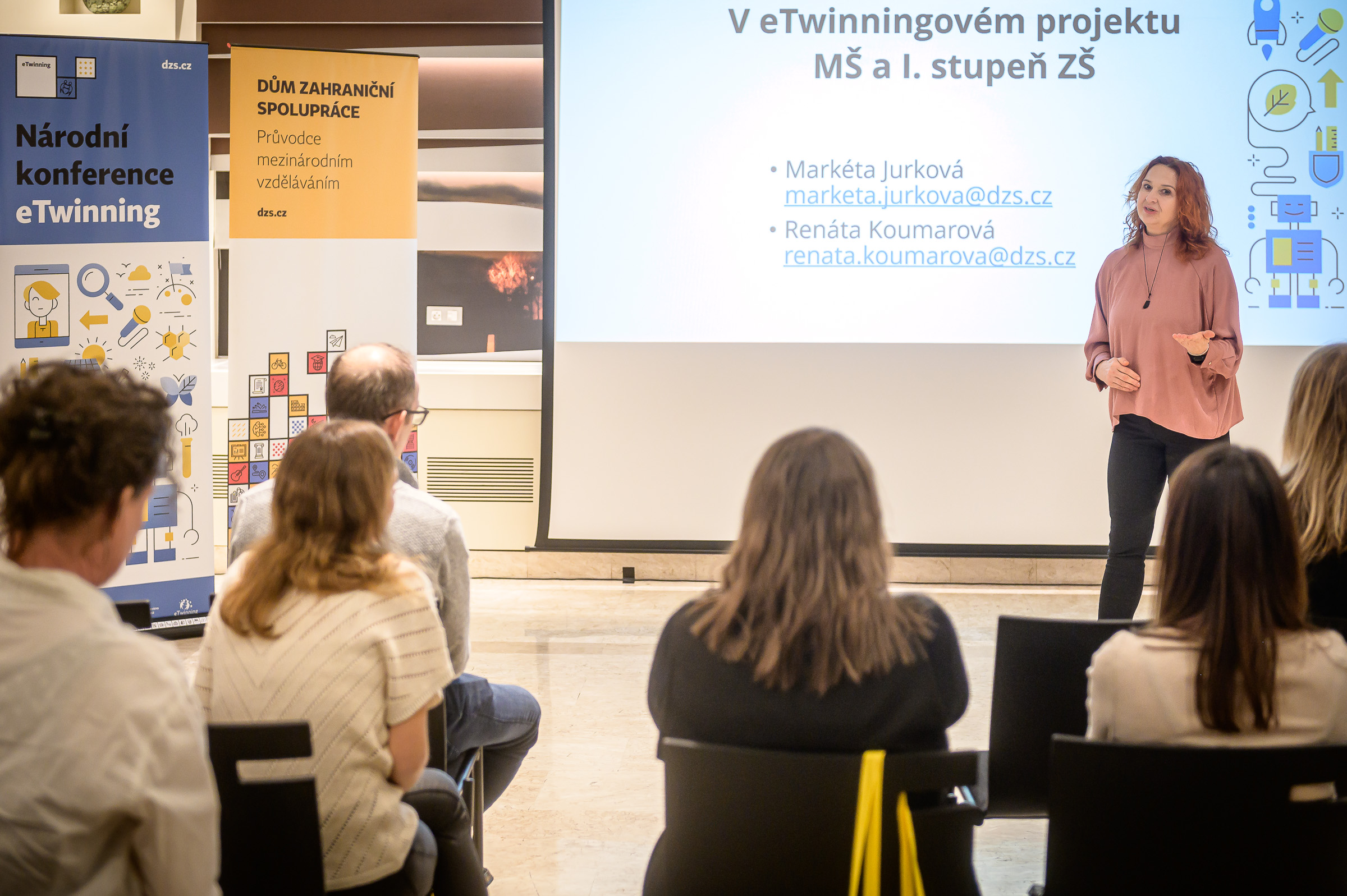 Renáta prezentuje před skupinou lidí na Národní konferenci příklad úspěšného projektu eTwinning. 