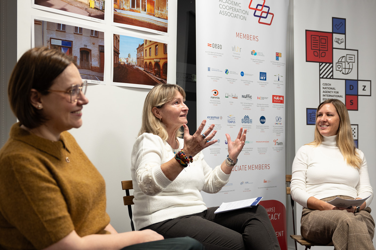 mluví radka houšková, u ní sedí andrea hoffmannová a courtney hartzell