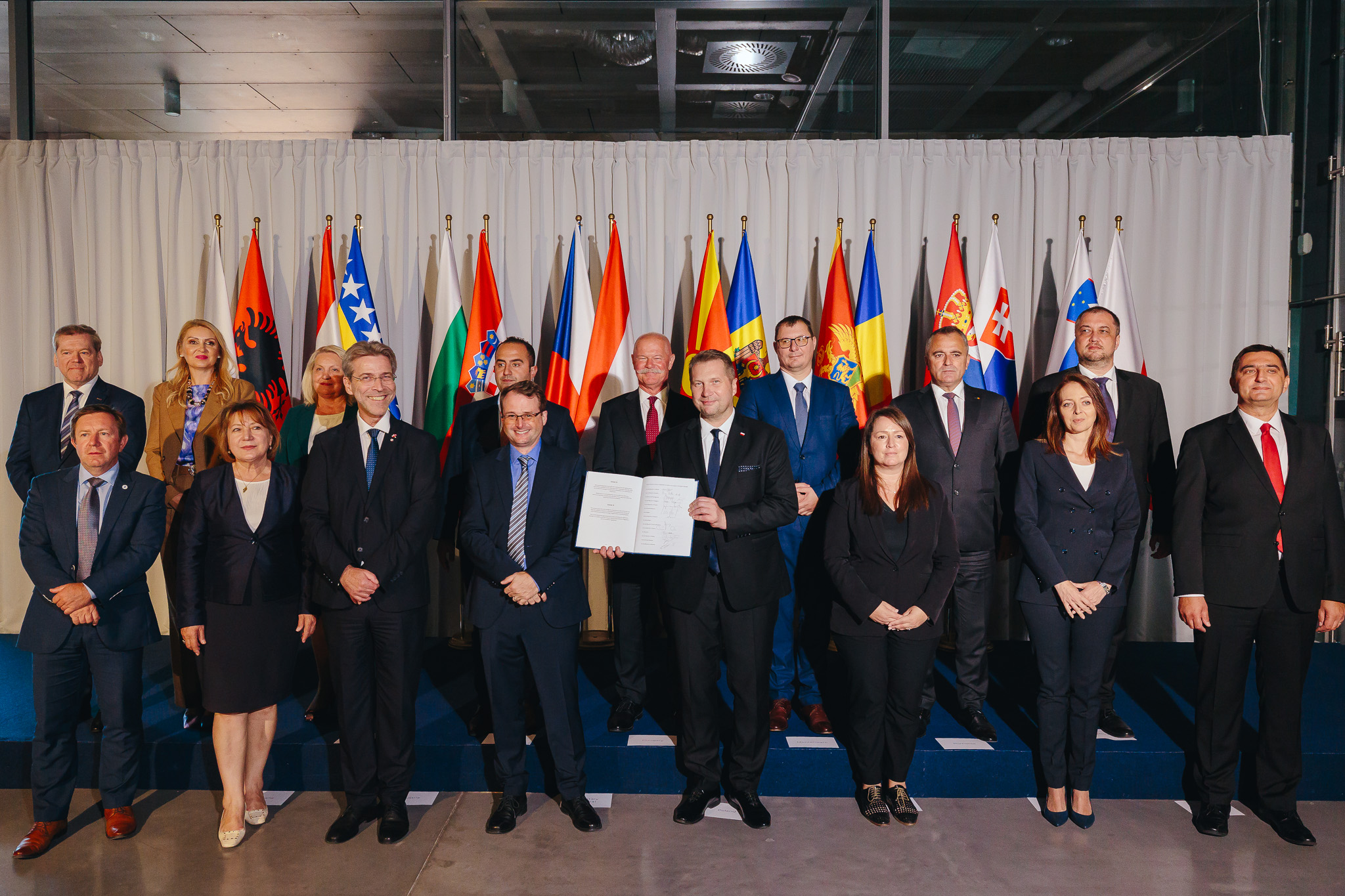 Za Českou republiku připojil podpis náměstek ministra školství, mládeže a tělovýchovy Jaroslav Miller (první řada vlevo), který vedl českou delegaci. | Foto: NAWA