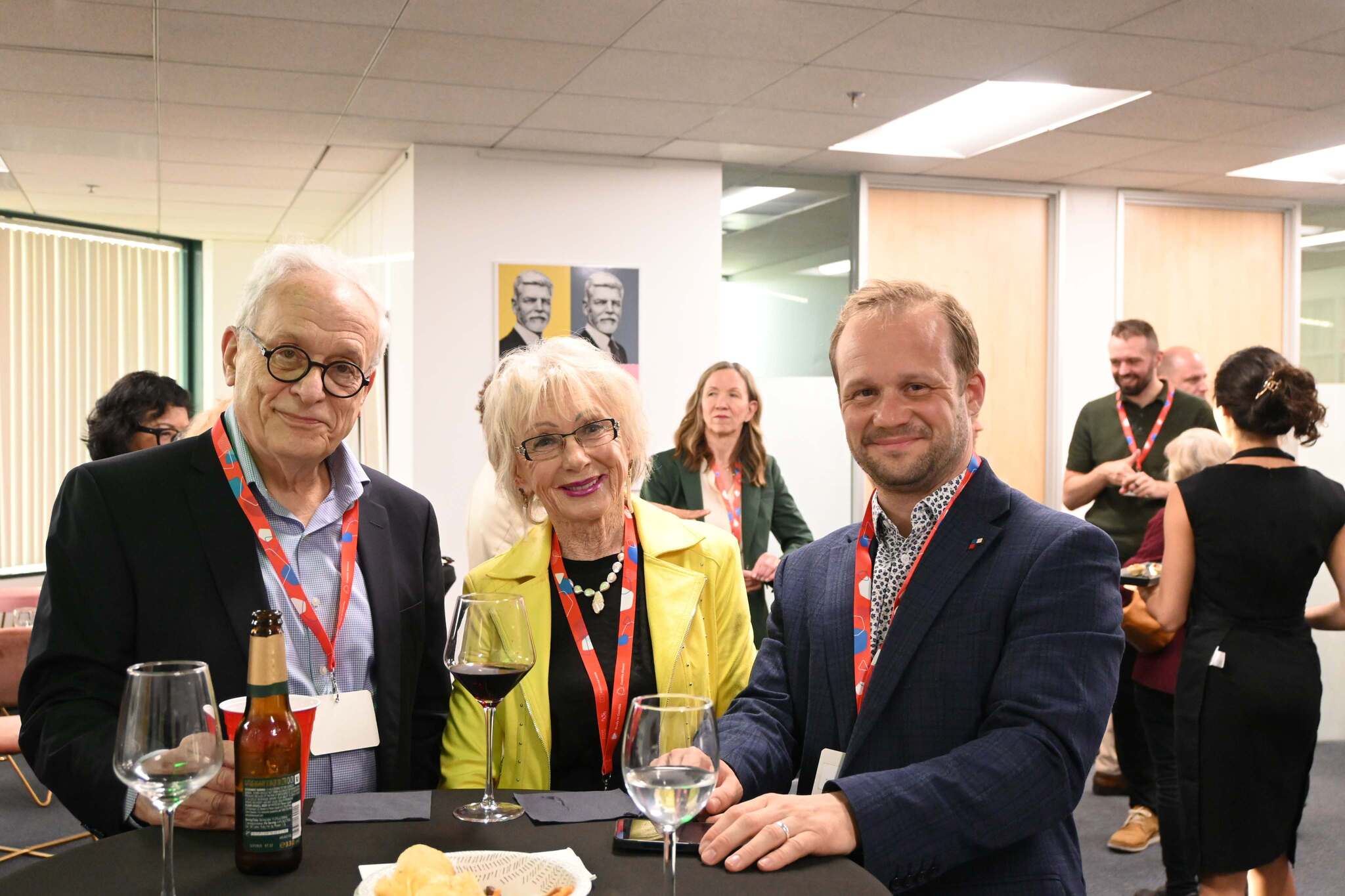 Tomas Ganz, Lida Sandera, předsedkyně krajanské organizace Společnost pro vědu a umění - Los Angeles a Michal Uhl, ředitel DZS. Foto: DZS