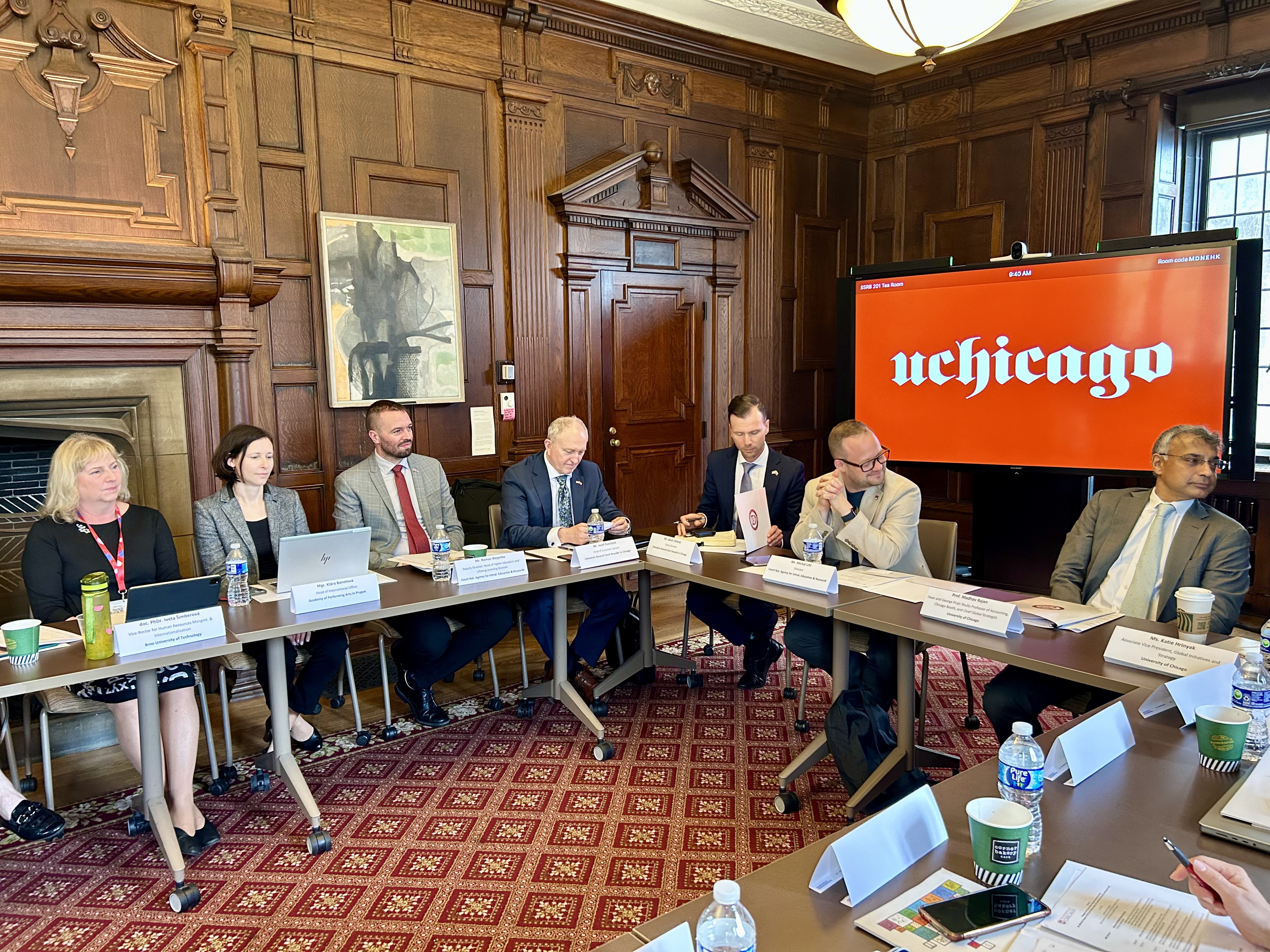 Česká delegace při jednání se zástupci University of Chicago, jedné z předních amerických výzkumných univerzit.