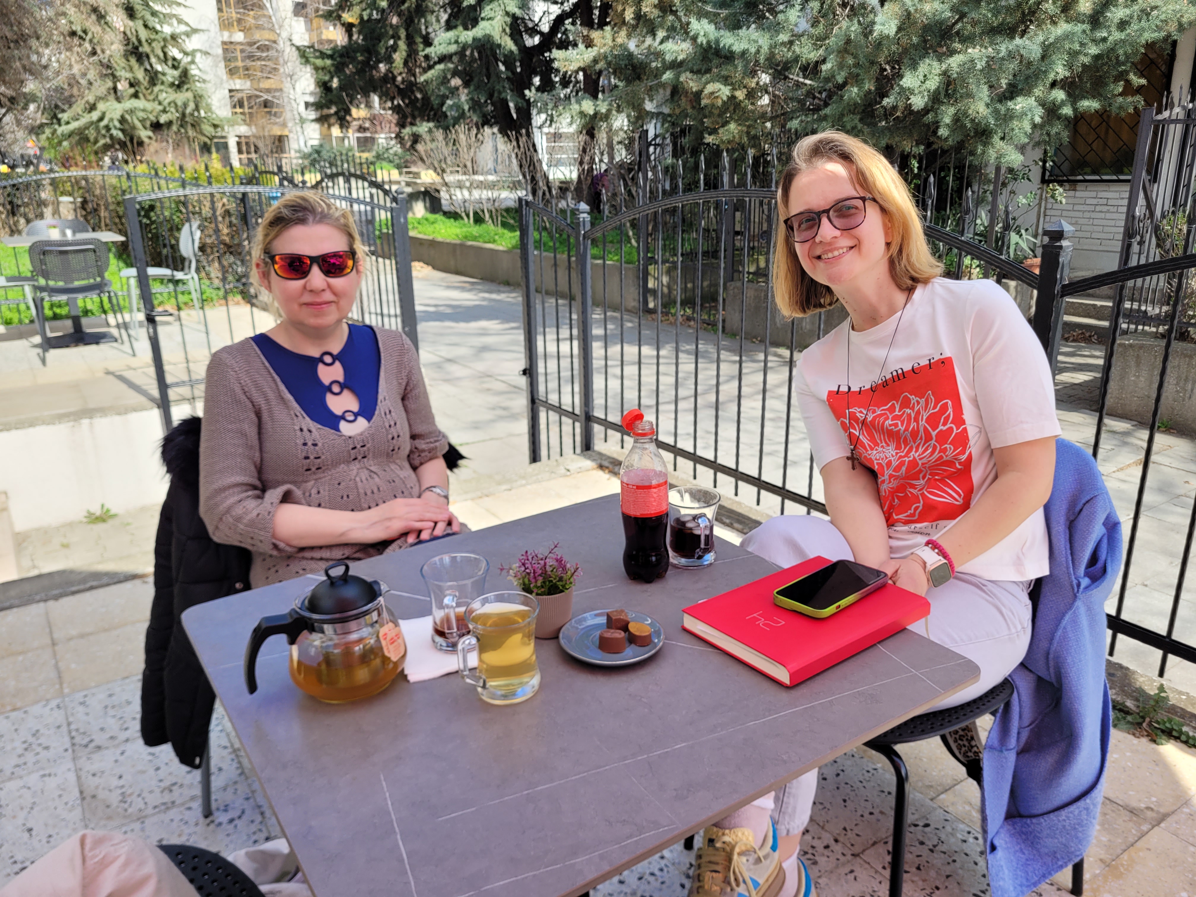 Růžena Henkrichová a Kristina Dimitrova (vpravo), absolventka JAMU, obor divadelní režie, v současné době působí v divadle v Prilepu.