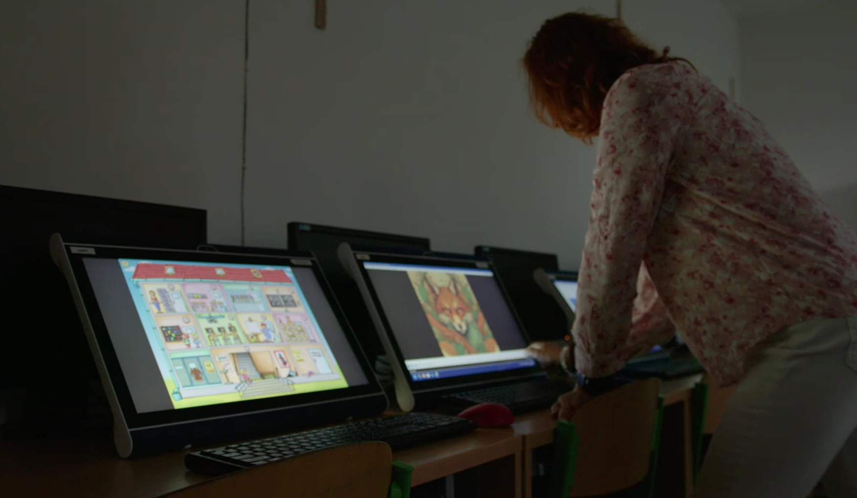 Renáta stojí v počítačové učebně a připravuje online výuku.