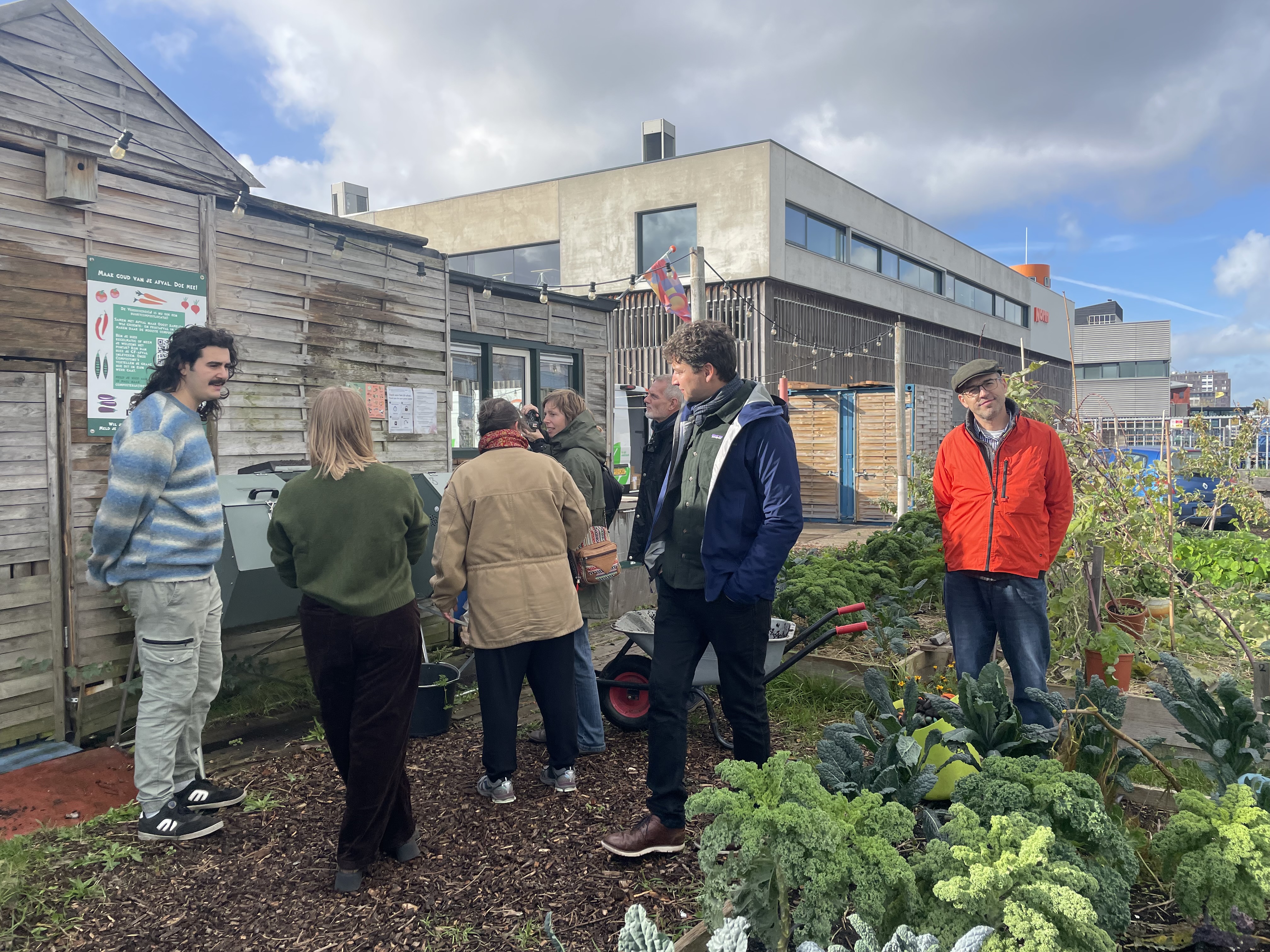 VerbroederIJ - komunitní hub s městskou zahradou_workshop sázení česnku_I