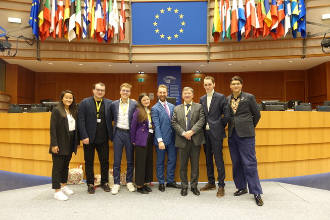 Šestice mladých lidí Youth Task Force, která byla do příprav a samotné realizace závěrečné konference zapojena, společně s ministrem školství Vladimírem Balašem a ředitelem Odboru EU na MŠMT Martinem Faturou.