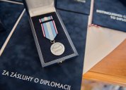 Předávání medaile "Za zásluhy o diplomacii“. Foto: MZV