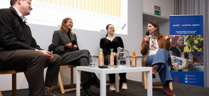 Moderátor a hostky na EduCafé v CZELO.