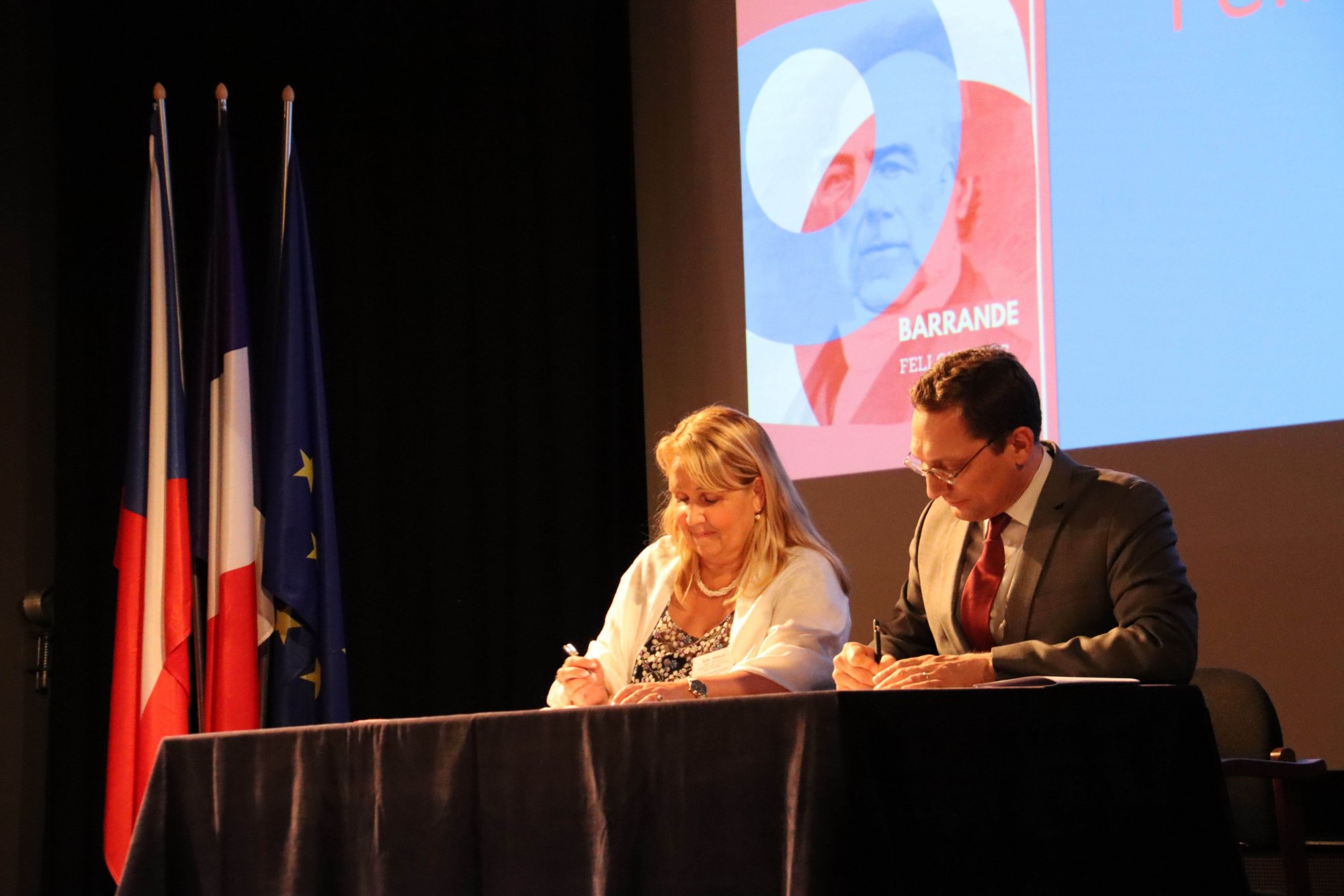 Za českou stranu podepsala memorandum náměstkyně ministra školství pro řízení sekce vysokého školství, vědy a výzkumu Radka Wildová, za francouzskou velvyslanec Francie v ČR Alexis Dutertre. 