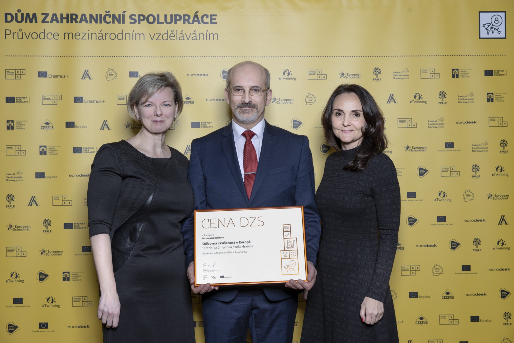 Vítězové v kategorii Internacionalizace s předávající Martina Běťákovou.